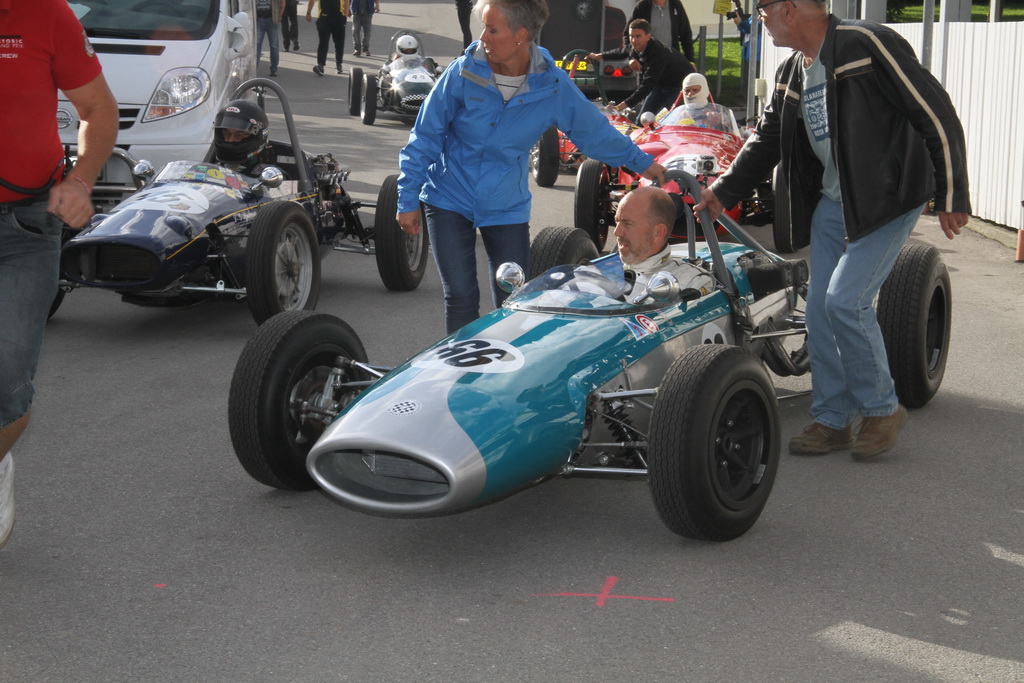 Virkeligt klassiske racerbiler i Formel Junior varmer op til start.
(Foto: Motorsporten.dk)